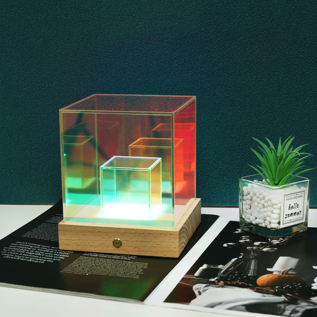USB 충전식 화려한 3D 홀로그램 아크릴 램프와 나무베이스